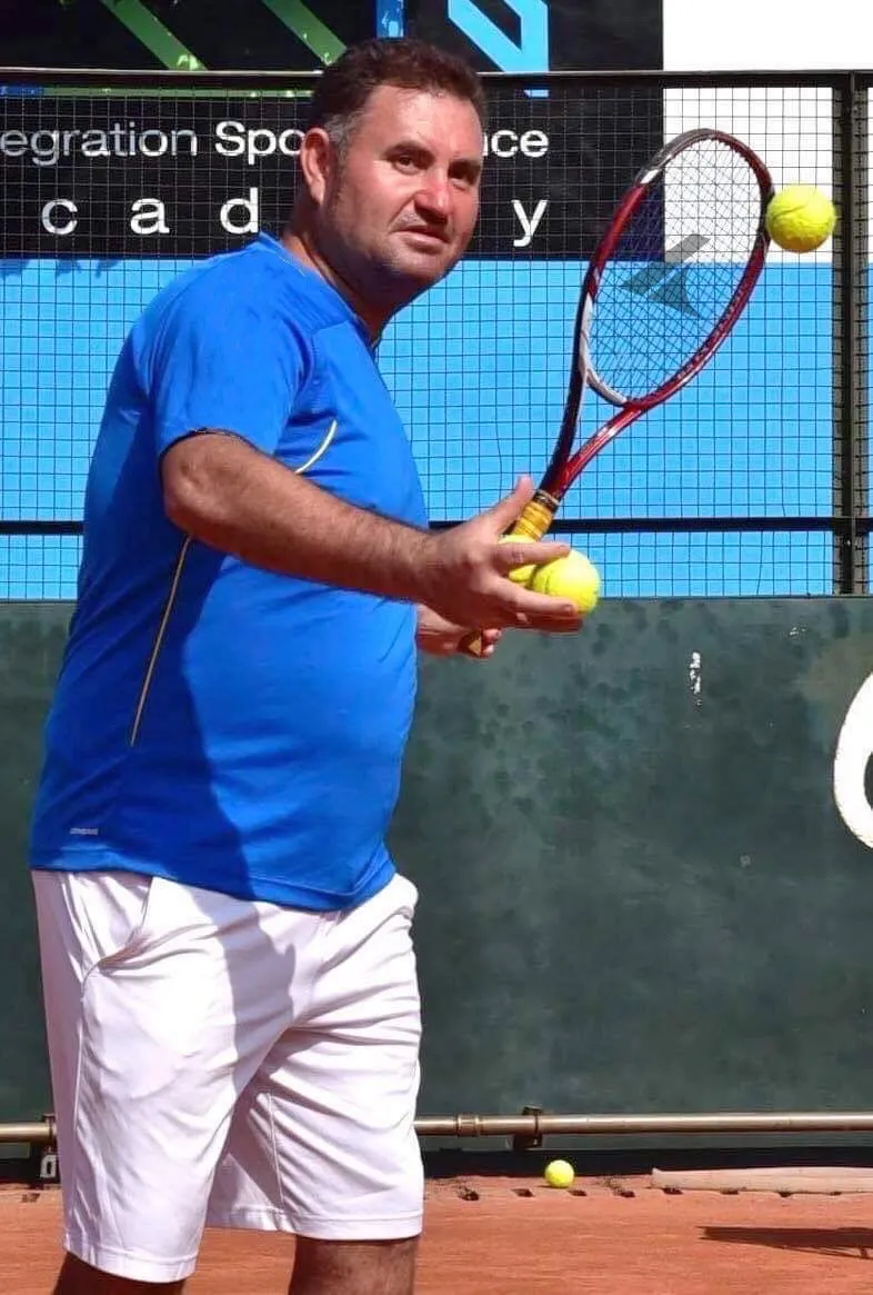 Marcel Petit feeding a ball on a clay court