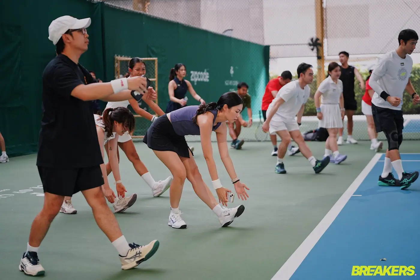 Group warm-up before a Breakers night
